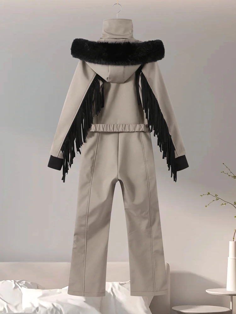 Damen 2025, trendige Ski-Overalls mit Kapuze und Quasten, wasserdicht, warm, Wintersport-Oberbekleidung, modische, elegante Damen-Schneeausrüstung – Detail 4