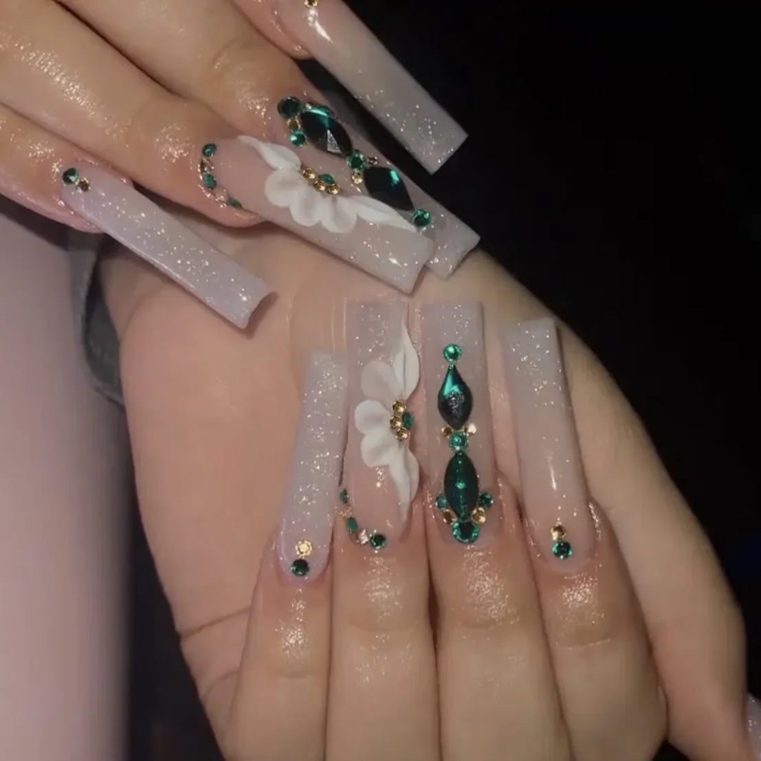 24Pcs Gold Flower False Nails Simple with Rhinestones French Design Wearable Fake Nails Full Cover Press on Nails Tips Art
