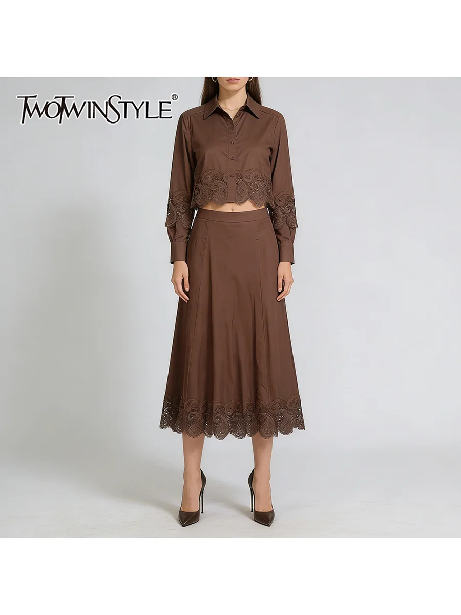 

Комплект из двух предметов TWOTWINSTYLE: блузка с вышивкой и лацканами, длинными рукавами и юбка А-силуэта с высокой талией, однотонный, женский, новинка
