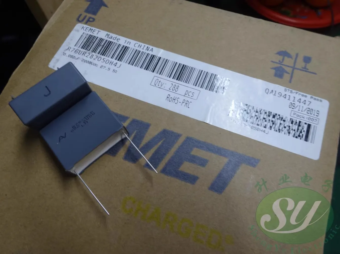 

AV R76 0.082uf/2000V 82nf 823 MKP New 28mm film capacitor