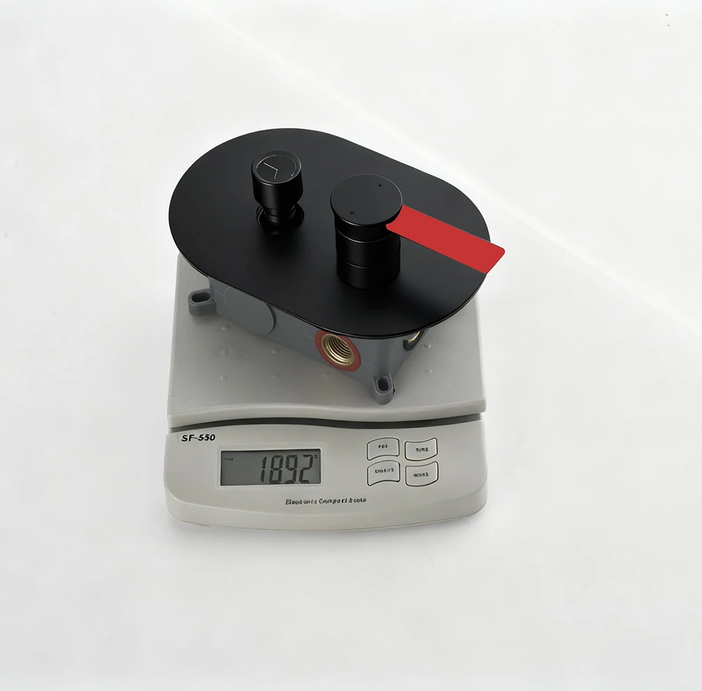 مجموعة نظام دش حوض الاستحمام الحراري الذهبي المصقول، صنابير الدش النحاسية الصلبة لتجديد فندق الحمام