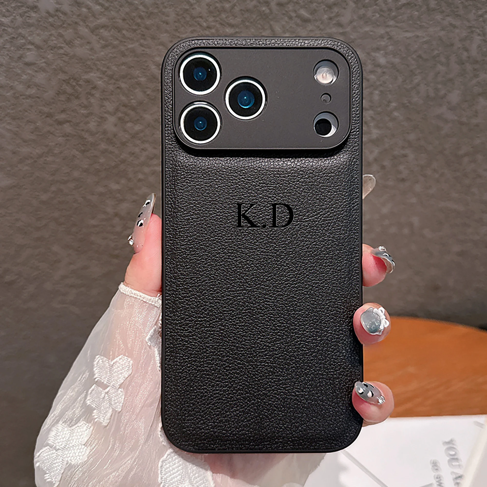 Gepersonaliseerde Luxe Aangepaste Naam 3D DIY Hot Graveren Kunstleer Telefoon Case Voor iPhone 17 16 15 14 13 Pro Max Plus Air