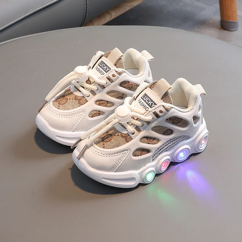 Children's LED flashing shoes 2025 new model for boys and girls, soft soled non slip sports shoes, luminous casual walking shoes