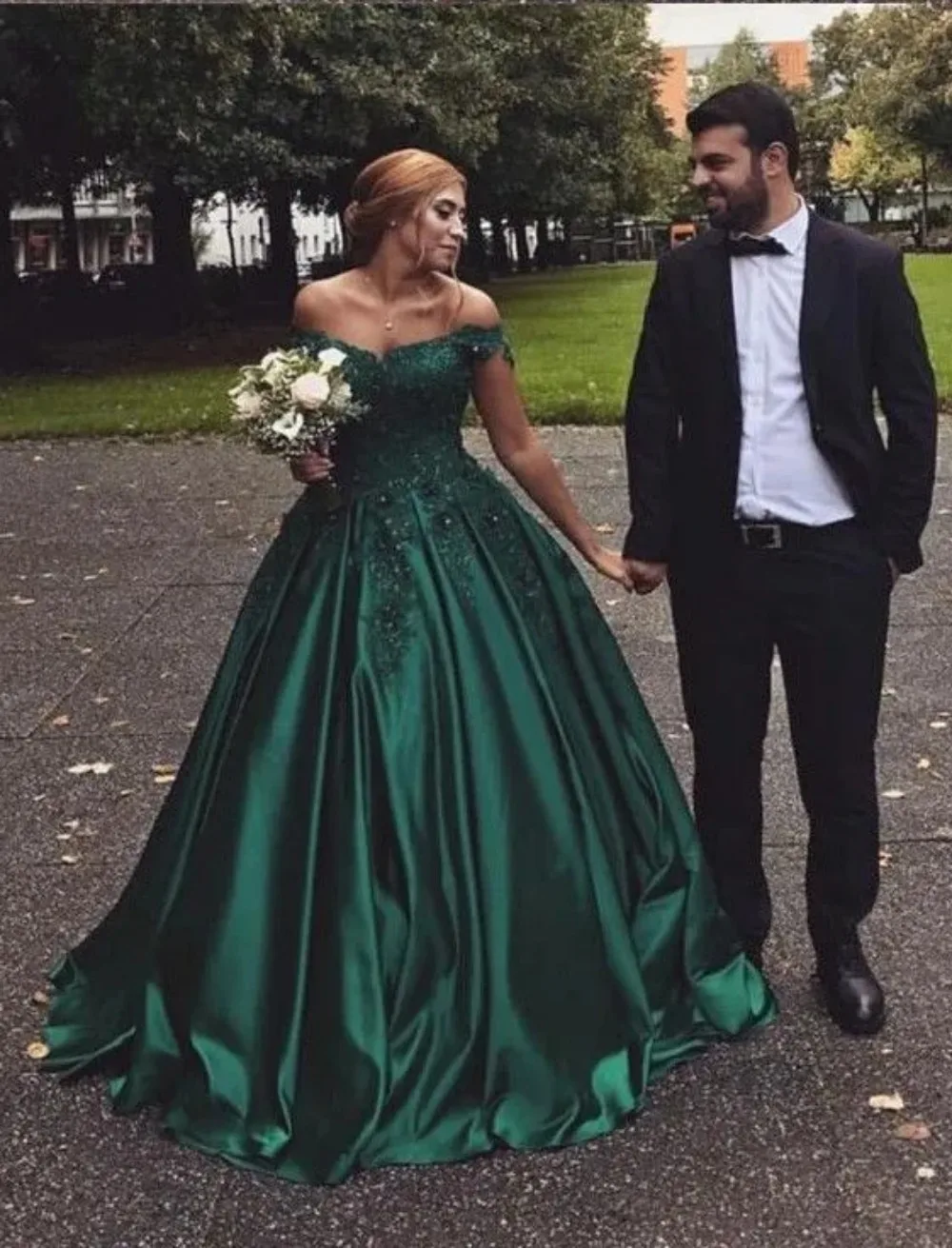 Off the Shoulder Dark Green Ball Gown Colorful Wedding Dresses Lace Satin Dubai Arabic Colored Bridal Gowns Custom فساتين سهرة