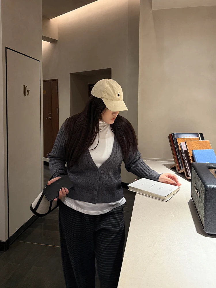 

Женский вязаный свитер большого размера с эффектом двухслойности, эластичной текстурой, повседневный, с длинными рукавами, круглым вырезом и застежкой на одну пуговицу