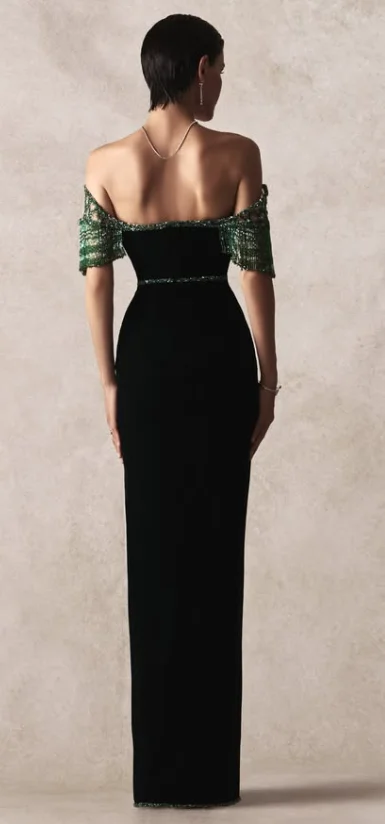 Schwarzes Samtkleid mit Schulterfreiem Design, Grünes Perlenbesetztes Fransen-Ärmel Strass-Schlitz-Maxikleid – Detail 2
