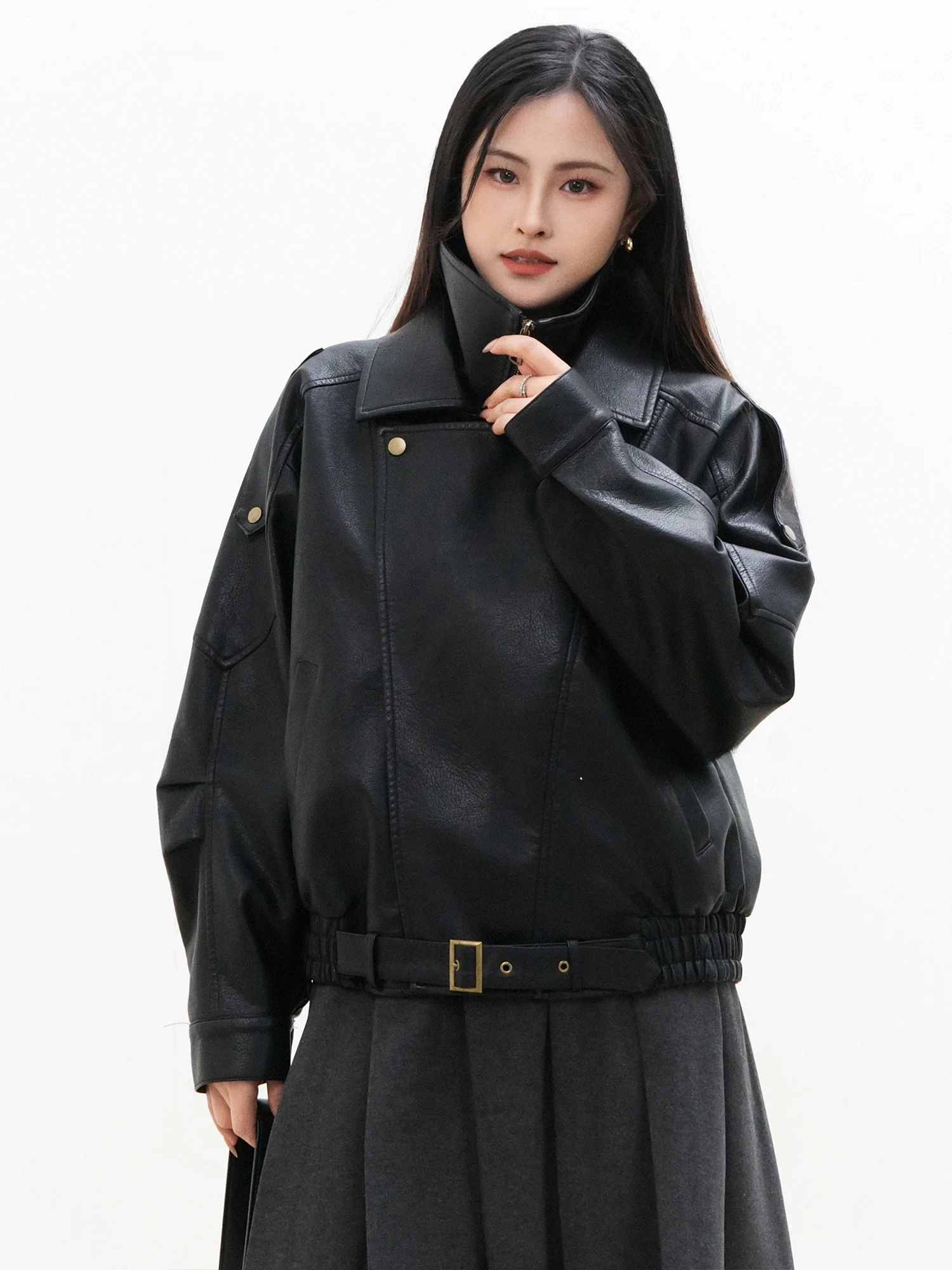 Jaqueta Feminina Chelzy de Couro PU Curta Estilo Motociclista Slim Fit Vintage com Gola Alta e Zíper