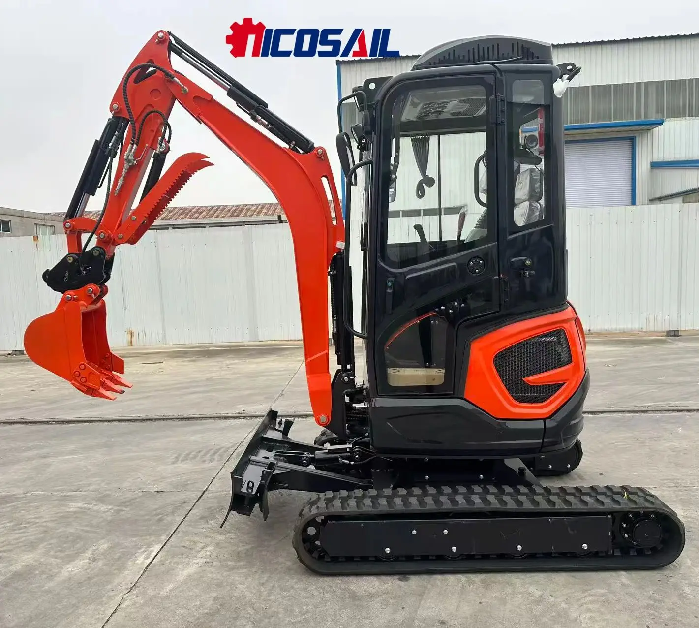 حفارة صغيرة مدمجة 2.2 طن مع أرجوحة ذيل صفر، تستخدم في بناء المساحات الصغيرة وتجميل المناظر الطبيعية #1