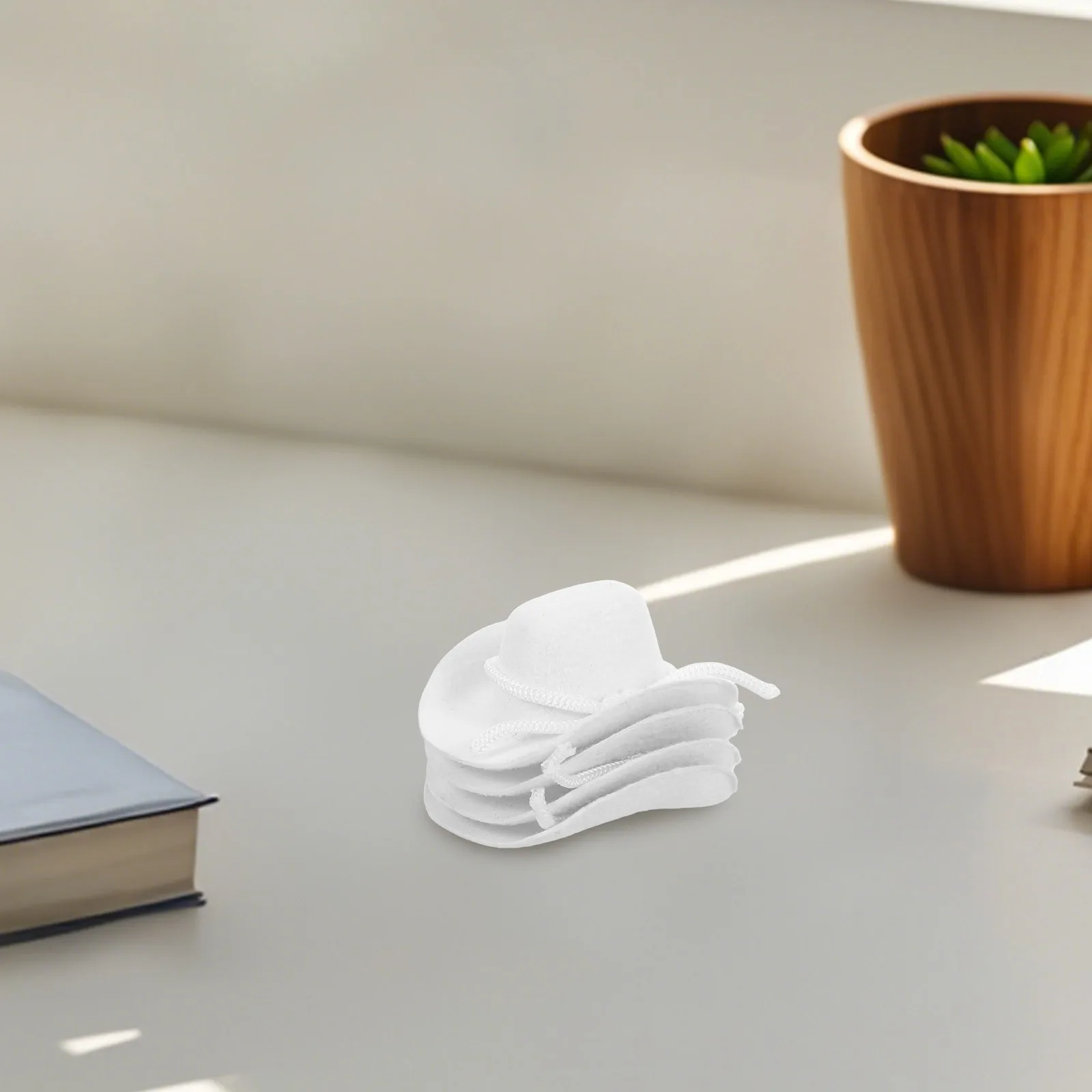 4 Stück Mini-Cowboyhüte, beflockt, winzige, niedliche Hüte im westlichen Stil zum Basteln, Puppenhaus-Zubehör, DIY-Party-Dekorationen