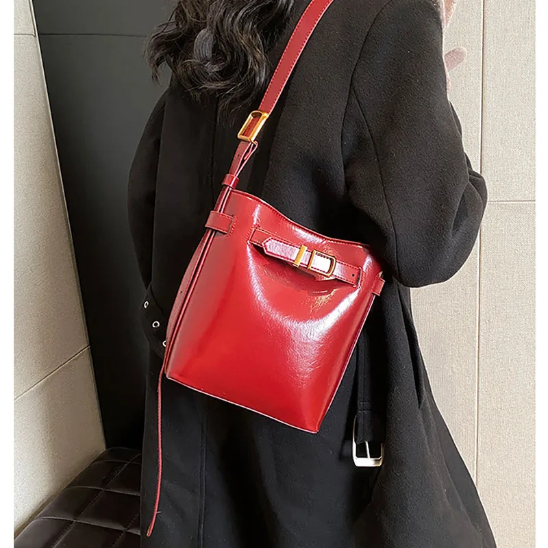 Korean Patent Leather Glossy Large Capacity Design Bucket Bag Women 2024 New Retro Casual Simple Single Shoulder Crossbody Bag