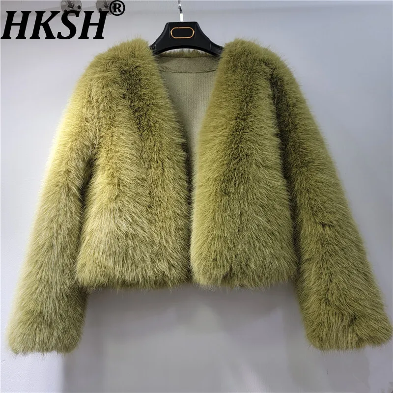 เสื้อโค้ทสั้นผู้หญิง HKSH 2025 รุ่นใหม่สำหรับฤดูหนาว ขนเทียม คอวี สีพื้น เรียบหรู ดูดีมีสไตล์ แฟชั่นเกาหลี ลำลอง รุ่น HK14813