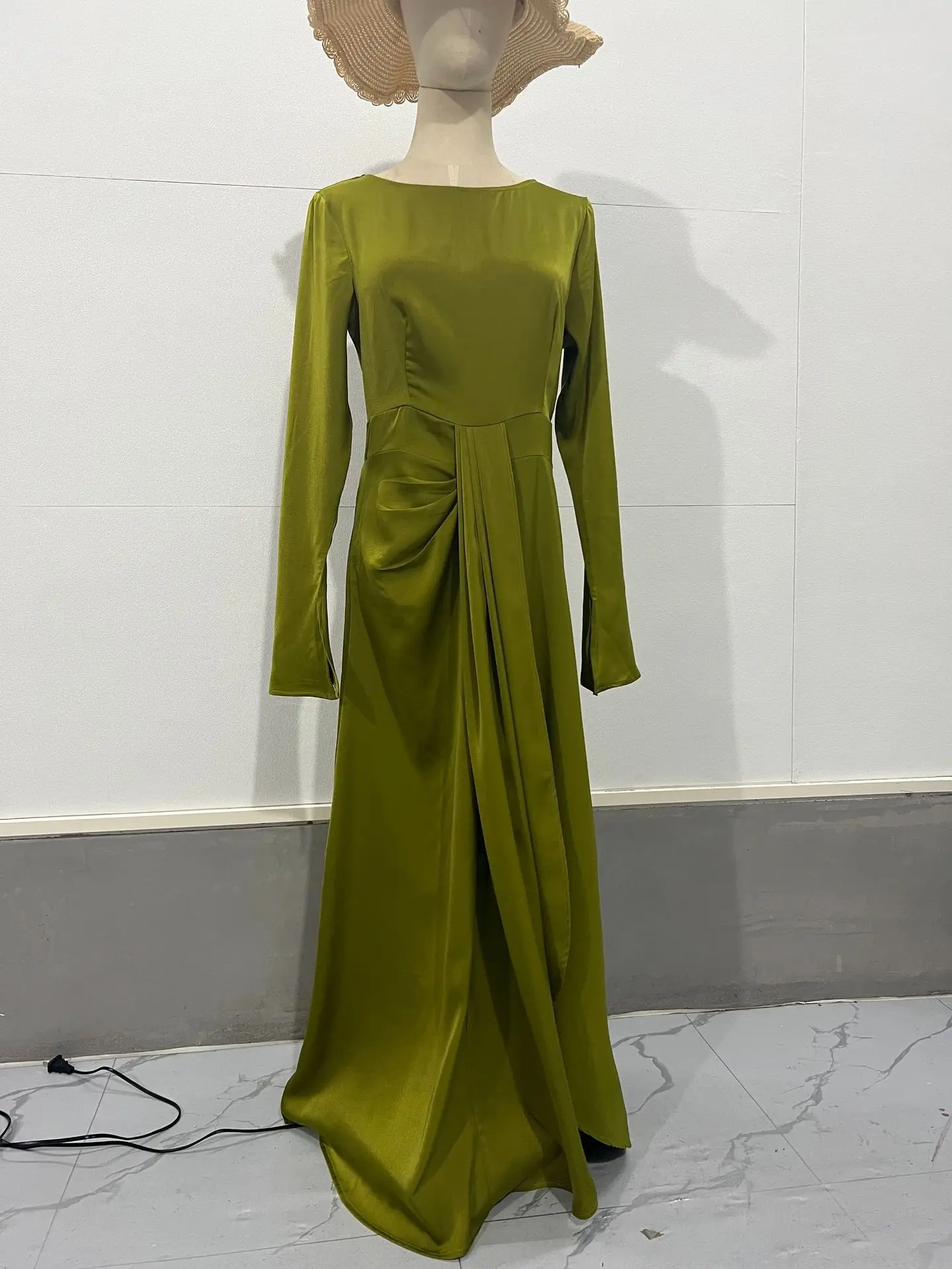 エレガントなグリーンサテン スリット入りワンピース 春 レディース ラウンドネック 長袖 ロングワンピース 秋 ハイウエスト プルオーバー アンクル丈ワンピース