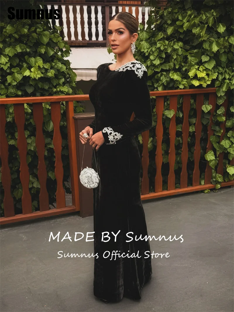 ชุดราตรีทรงเมอร์เมดเรียบง่าย คอทรงโอ ประดับลูกปัด ผ้ากำมะหยี่ ยาวกรอมพื้น  สามารถสั่งตัดได้