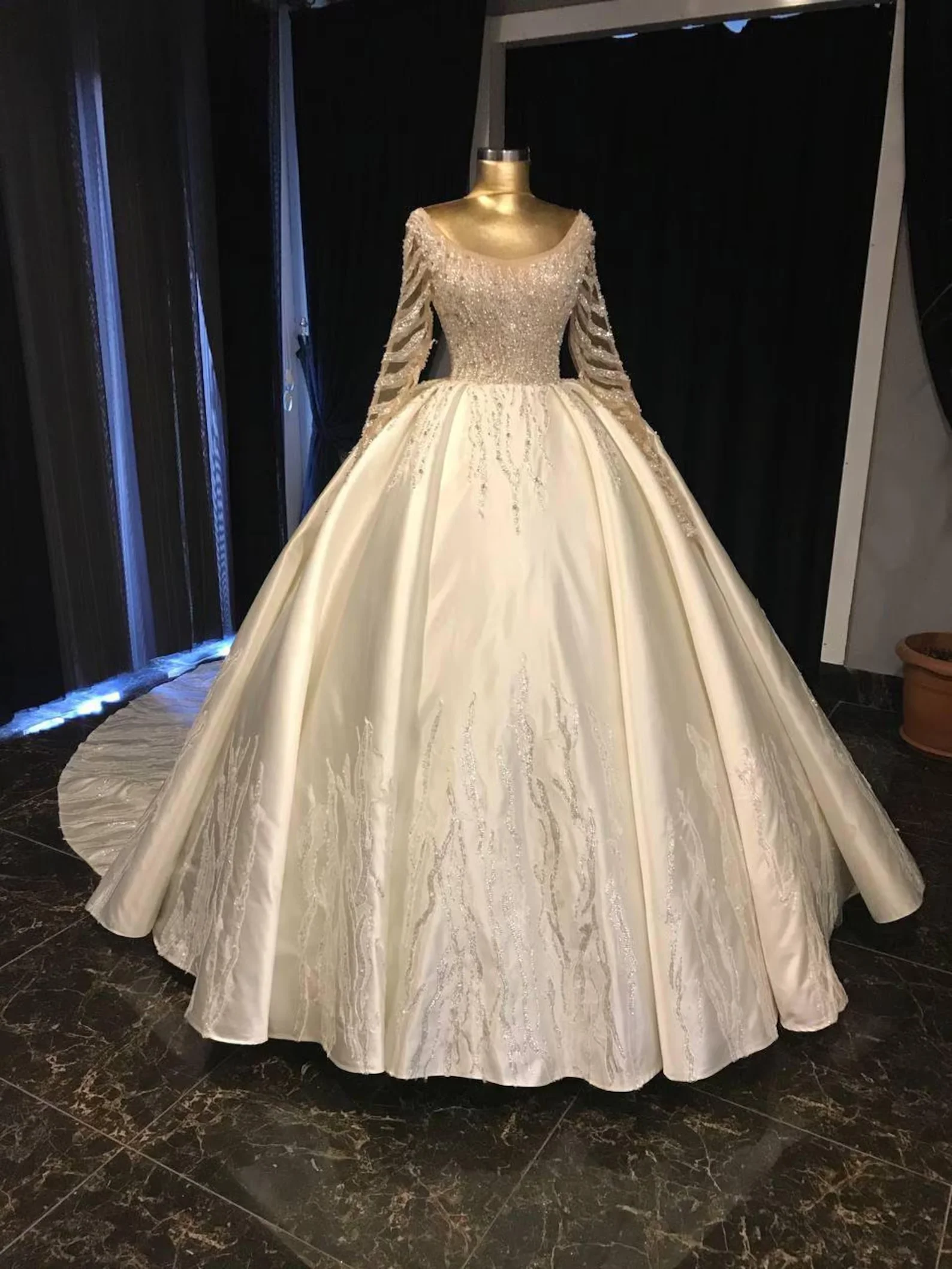 2026年カスタマイズ豪華スパークリングプリンセスウェディングドレスラウンドネックレースロングスリーブクリスタル刺繍エレガントブライダルドレス