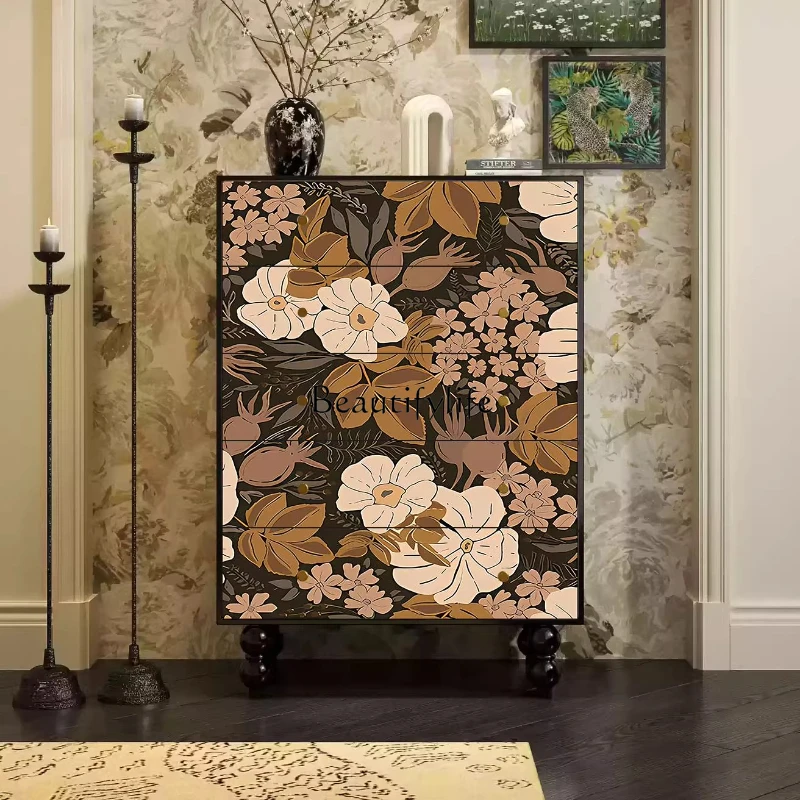 

The front door of the home is opposite the antique chest of drawers, French partition, wabi sandy wind retro locker storage