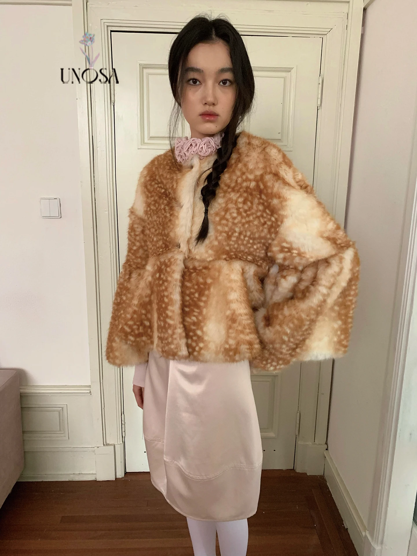 

Элегантное женское пальто-накидка с воротником-хомутом и милым оленьим принтом, из экологически чистого меха, с длинными рукавами