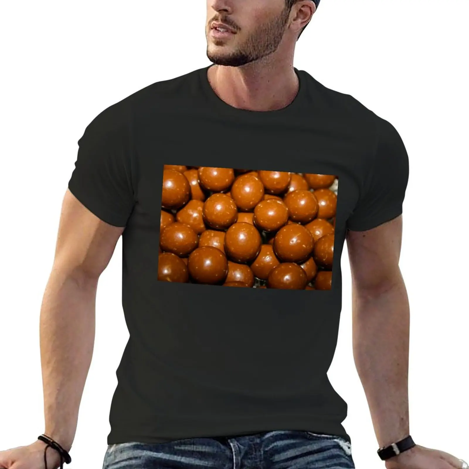 Maltesers madness-Camiseta de primer plano de un tazón lleno de bolas de malta de panal de chocolate, camisetas gráficas para hombres