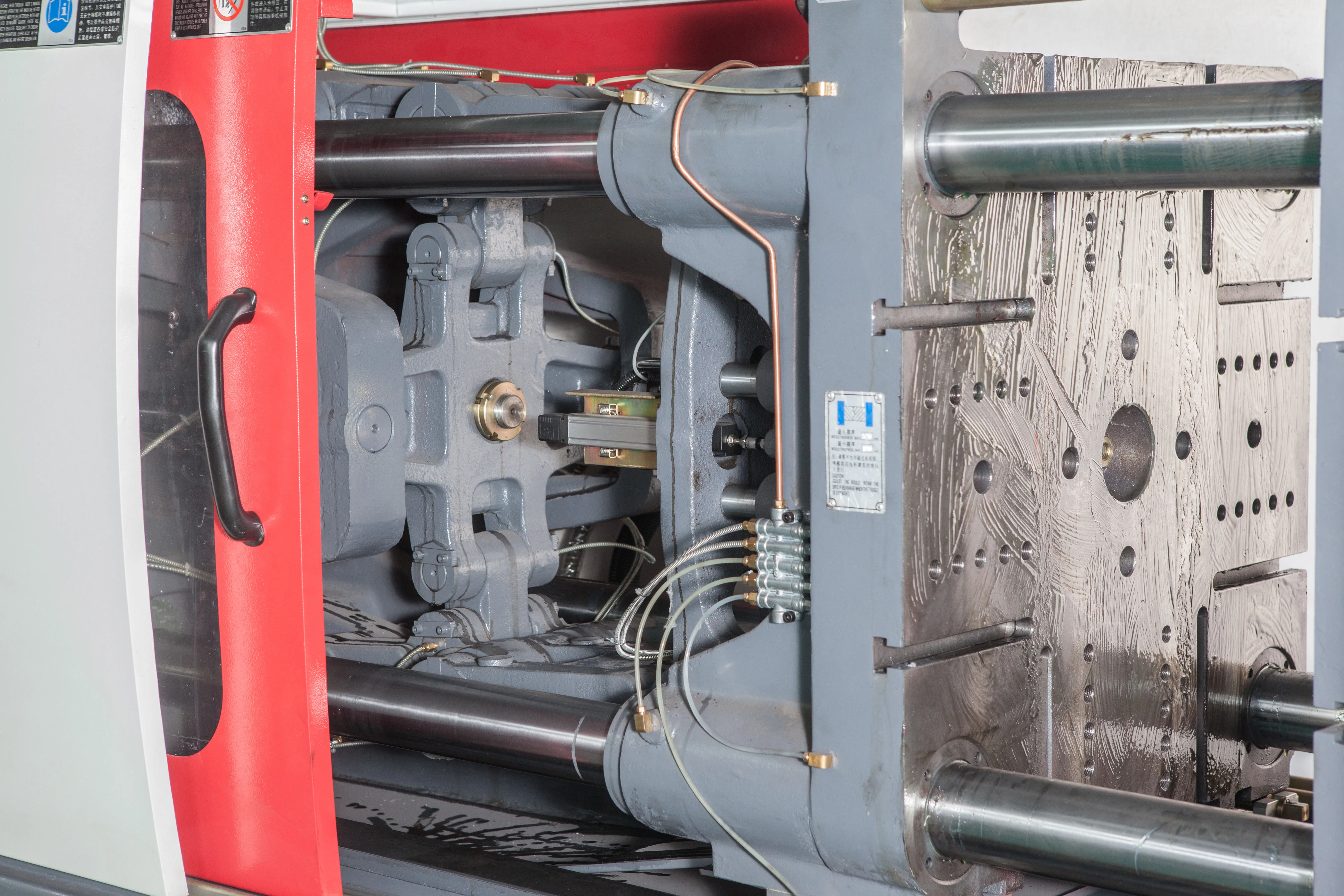 Hochwertige Spritzgießmaschine für medizinische Spritzen 150T