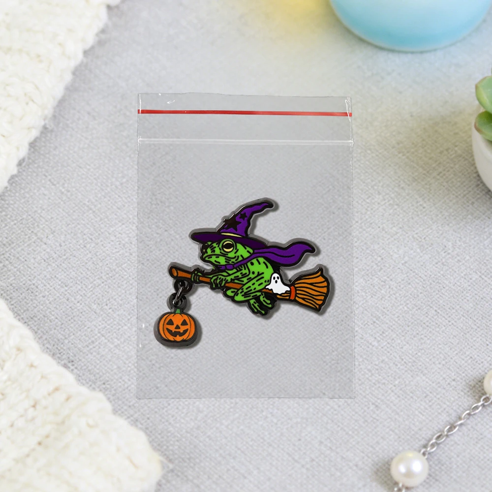 Halloween Frosch-Hexe Emaille-Brosche Besen Kürbis Geist Anhänger Abzeichen Rucksack Hut Feiertagsaccessoires Partygeschenk – Detail 14