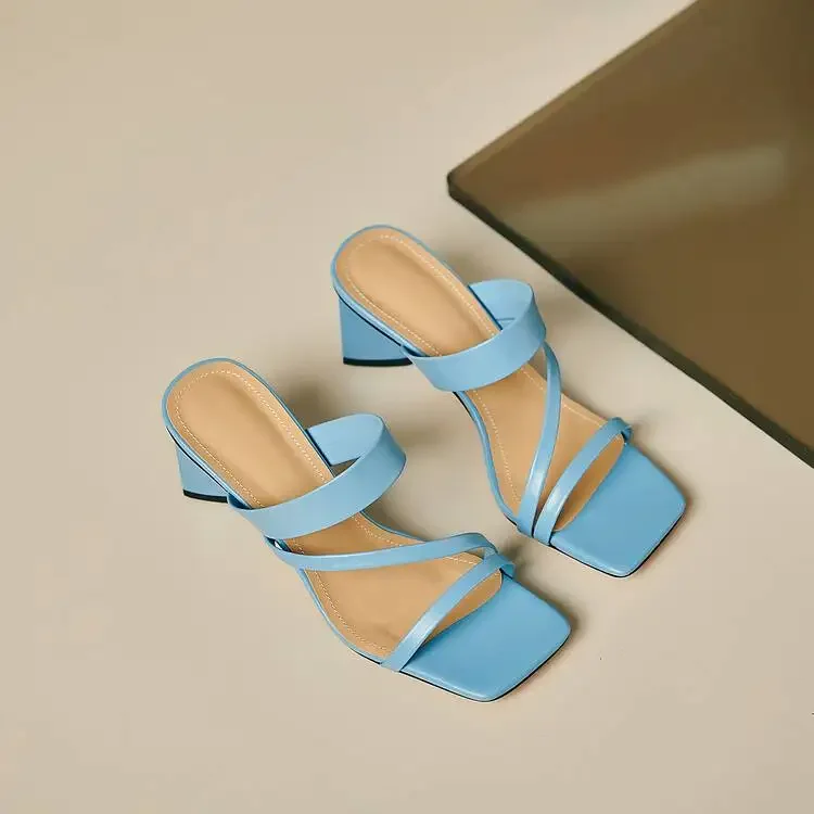 Thick heeled sandals and slippers are comfortable, breathable, and fashionable for banquets