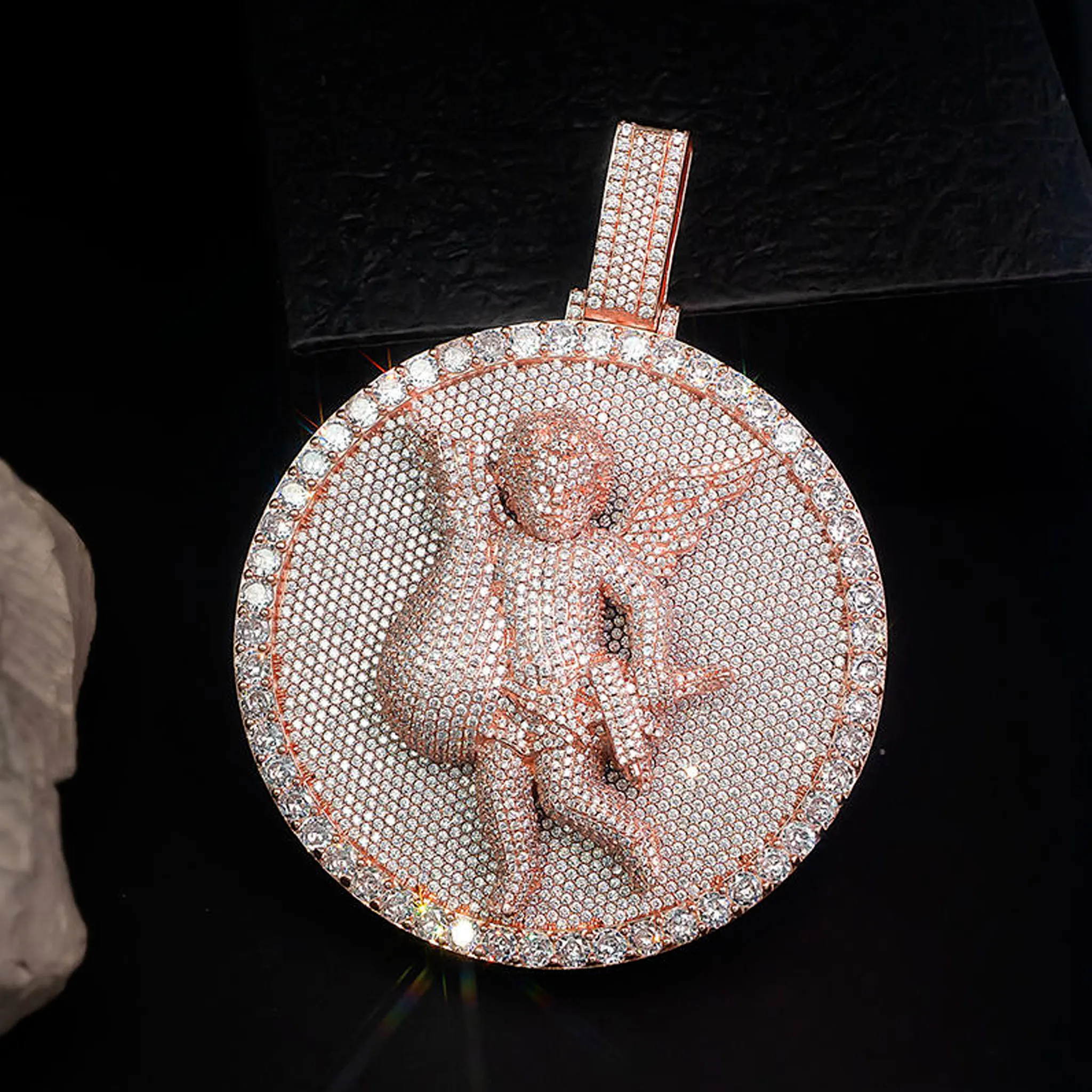LYEE CYEE Exquisite Jewelry Angel Circular Cutting Rap Pendant Necklace Fashionable Charm Hip Hop Jewelry, Exquisite Cutting Craftsmanship, Shining with Light, Fashionable and Elegant Appearance, Birthday Gift or Stacked Wear
