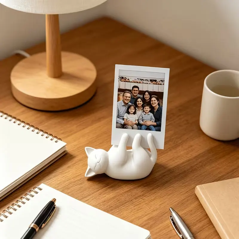 Cute white cat backrest stand, simple cat photo base, portable desktop photo holder, suitable for bedroom nightstands, office desks, and living room coffee tables; soft and adorable kitten desktop decoration, a heartwarming gift