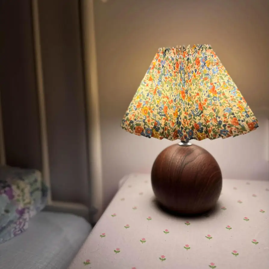 Lampada da comodino a LED Simpatiche piccole lampade pieghettate per comodino Circolare in noce Luce ambientale USB Decorazione camera da letto Luce notturna