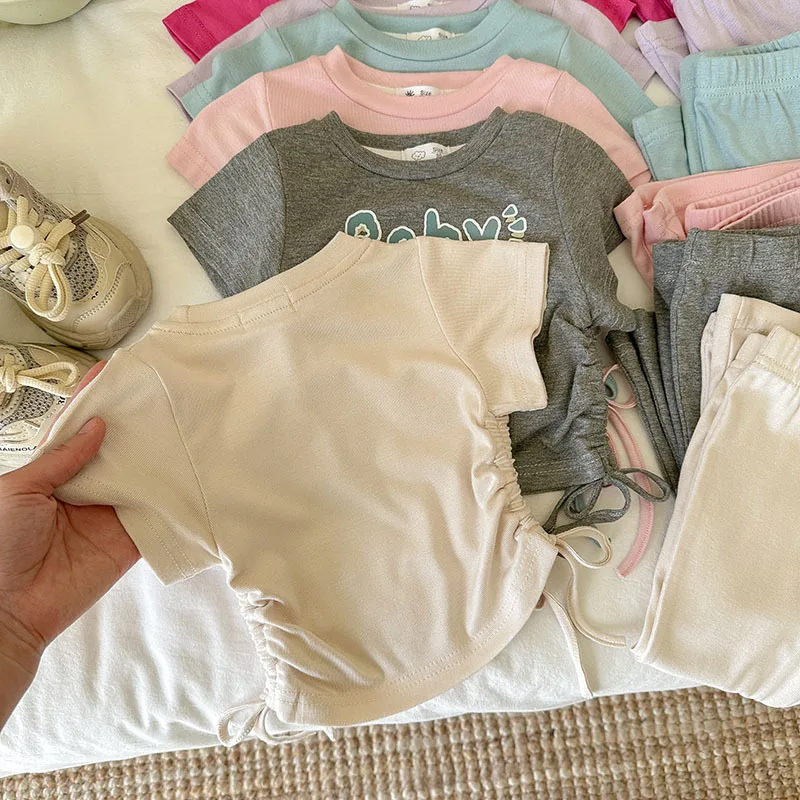 طقم بناتي بأكمام قصيرة مطبوع عليه زهور حلوة ورقبة دائرية من القطن تي شيرت عالي الخصر للتخسيس بلون سادة سروال جرس