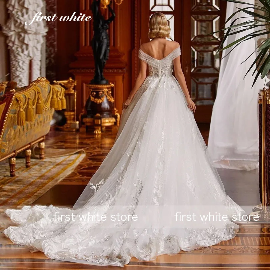 Eerste witte op maat gemaakte trouwjurk charmant uit de schouder kralen applicaties bruids v-hals backless prinses vestidos de novia