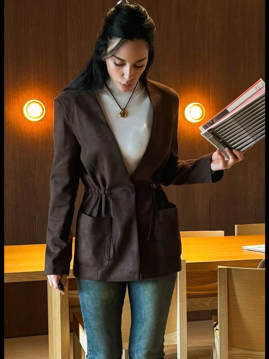 

LIMO The blazer with soft fabric, and functional pockets,perfect for casual chic or office looks. Versatile, timeless.