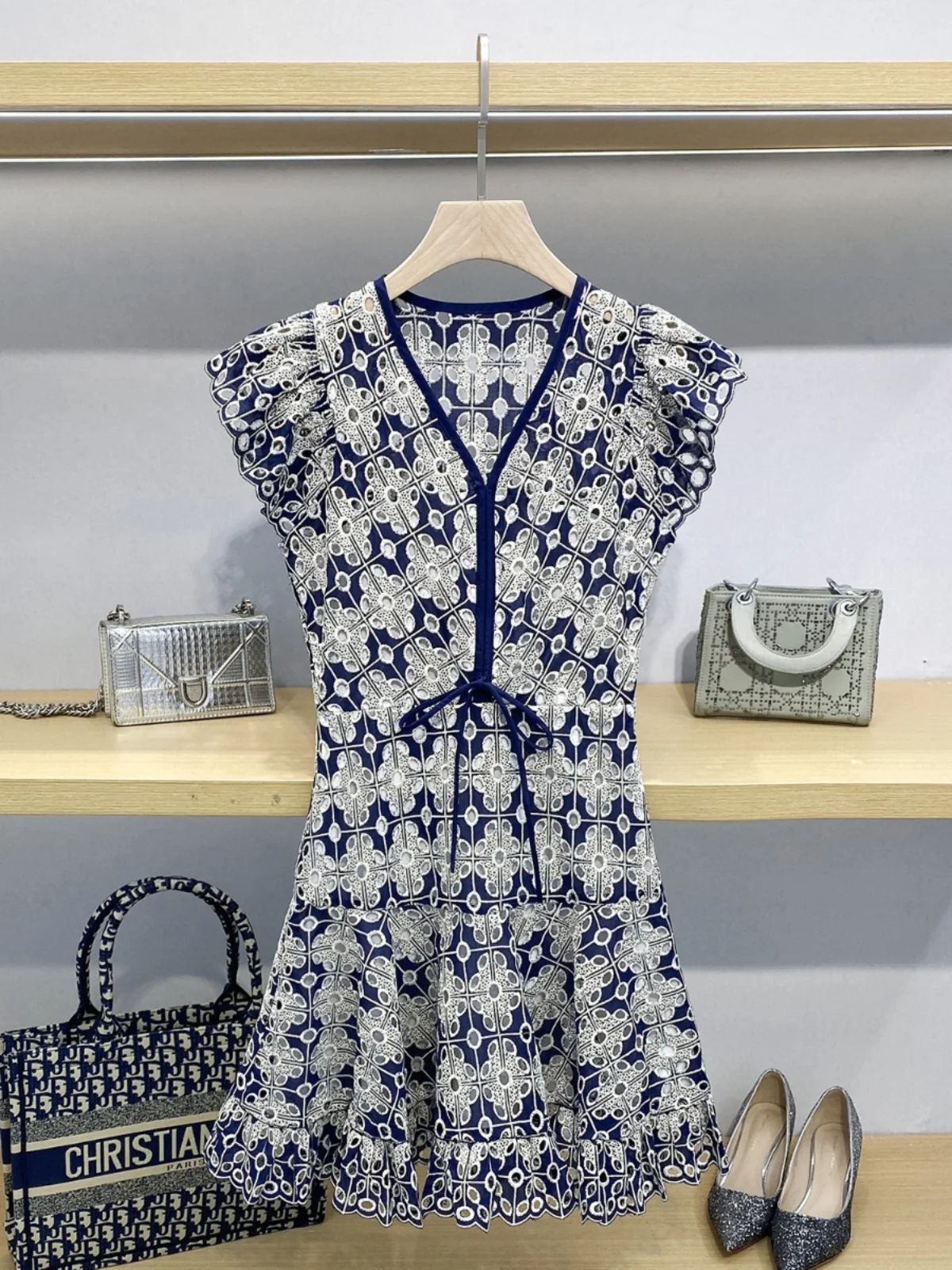 

Женское платье Sivos с вышивкой, V-образным вырезом, ажурным кружевом, тяжелой вышивкой, А-силуэта, с завышенной талией, для повседневной носки