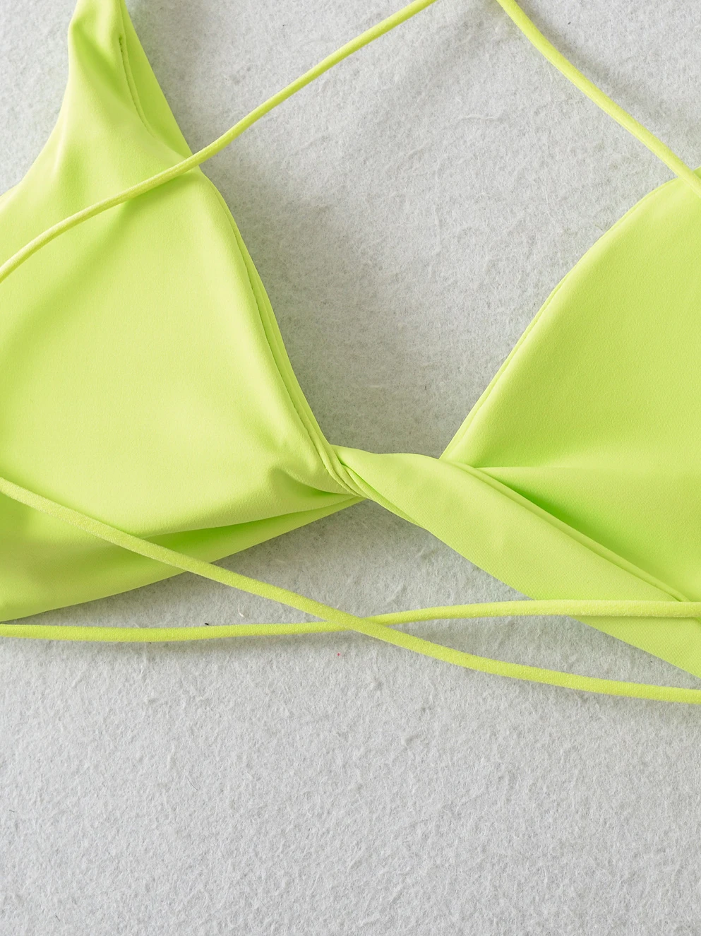 เสื้อชั้นในดีไซน์ไขว้เซ็กซี่พร้อมแผ่นรองหน้าอก ป้องกันการโป๊ กระชับพอดีตัว ความยาวแบบปกติ มีหลายสี