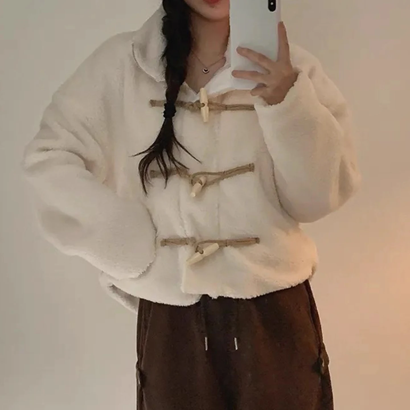 Jaket Wanita Katun Retro Serbaguna atau Longgar dengan Bulu Domba, Desain Kancing, Musim Dingin Baru, Gaya Kasual untuk Bepergian, Serat Poliester