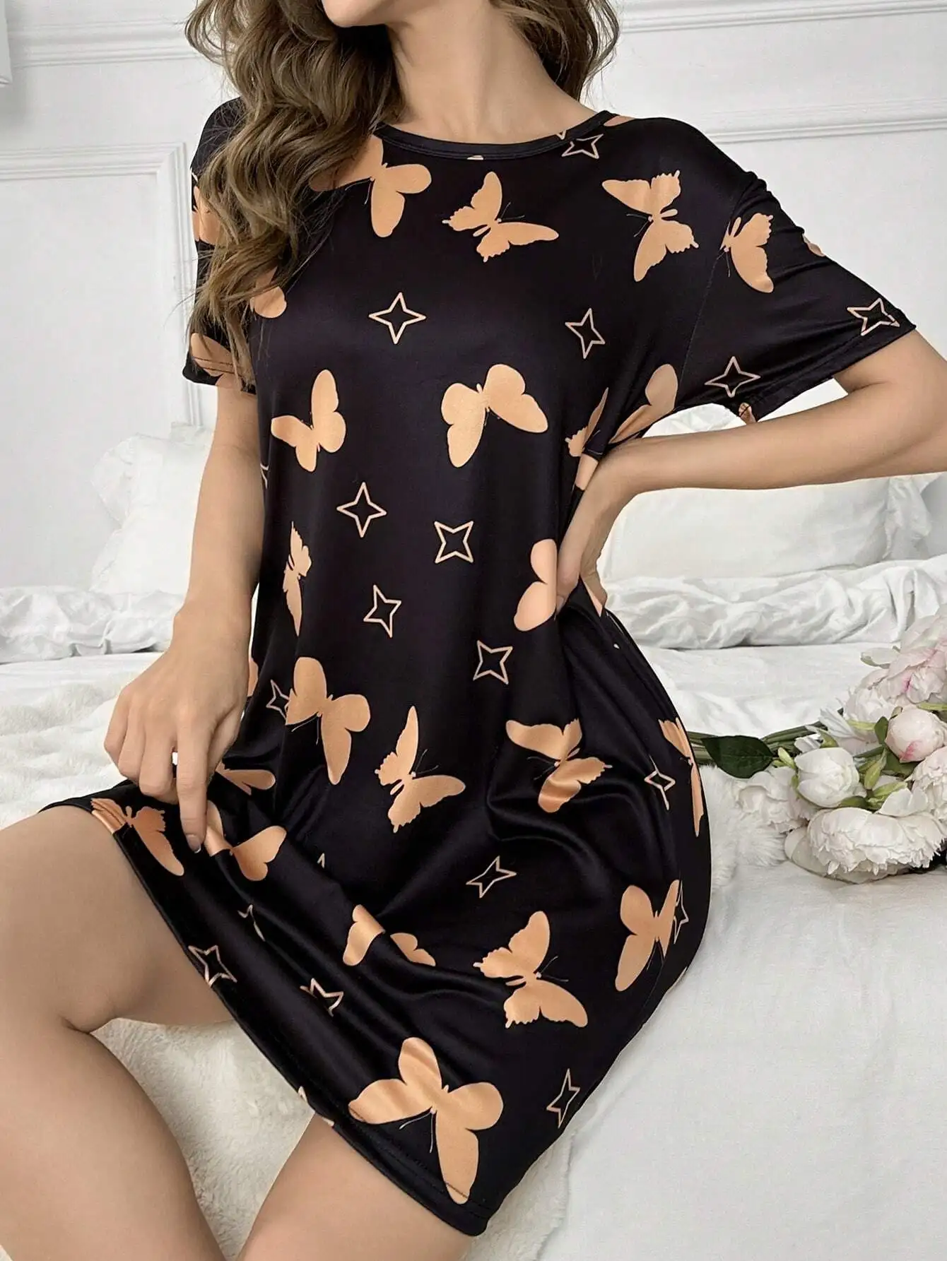 

Женская черная ночная рубашка с коротким рукавом и принтом золотых бабочек и звезд
