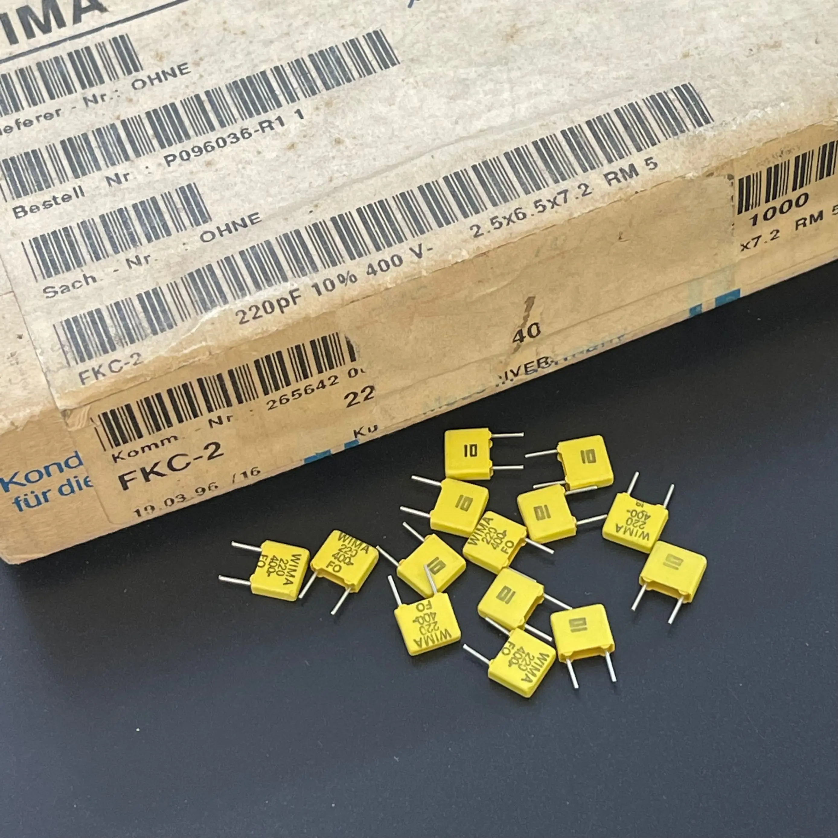 Brand new original imported FKC-2 220PF 400V copper-pin tin film heat coupling capacitor P=5mm 7.2*2.5*6.5MM