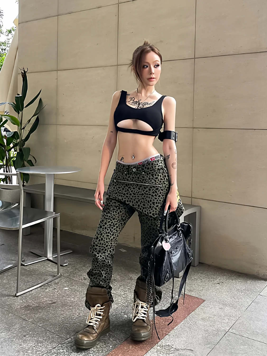 Sexy Hollow out Short Strap Vest Women's Tight Slimming Design Black City Walk Top U-neck Sleeveless Inner Wear for Ladies