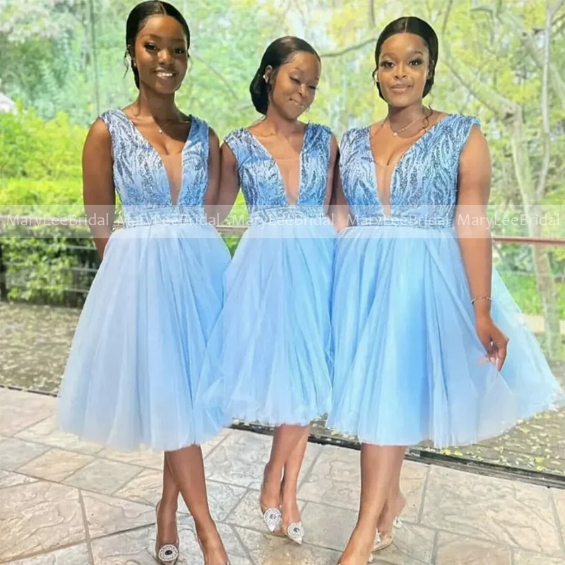 Vestidos cortos de tul azul para damas de honor con encaje, cuello en V profundo, vestido de recepción de boda de verano para mujeres africanas, vestidos de dama de honor hasta la rodilla para damas de honor