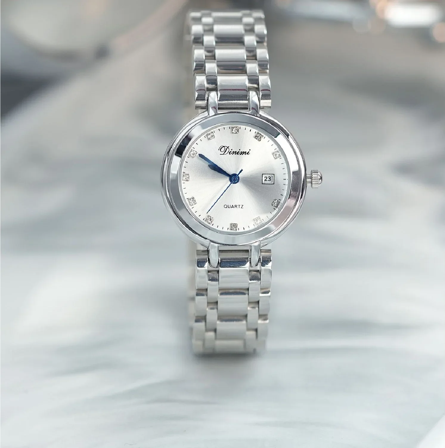 

Женские кварцевые часы, элегантные и стильные, с дисплеем даты, круглым циферблатом, стальным браслетом, простой и элегантный дизайн, новая коллекция.