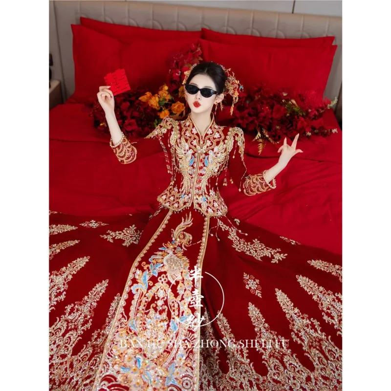 Chinese-style wedding attire bride's dress toasting