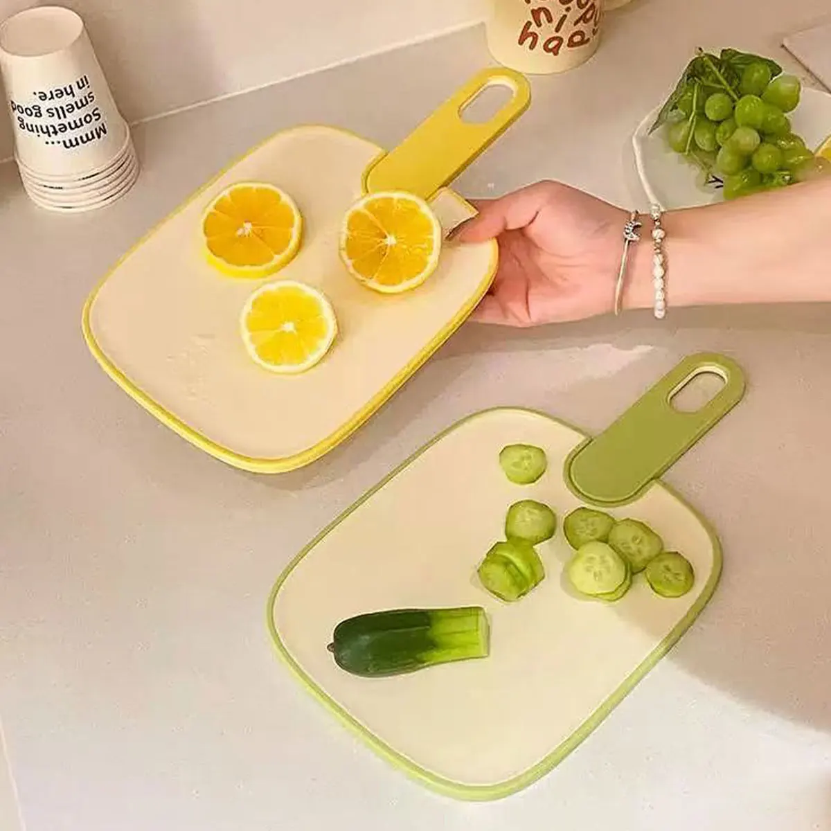 Small kitchen cutting board, fruit chopping board, baby food preparation board, anti-mold double-sided chopping board, hangable, 1 piece