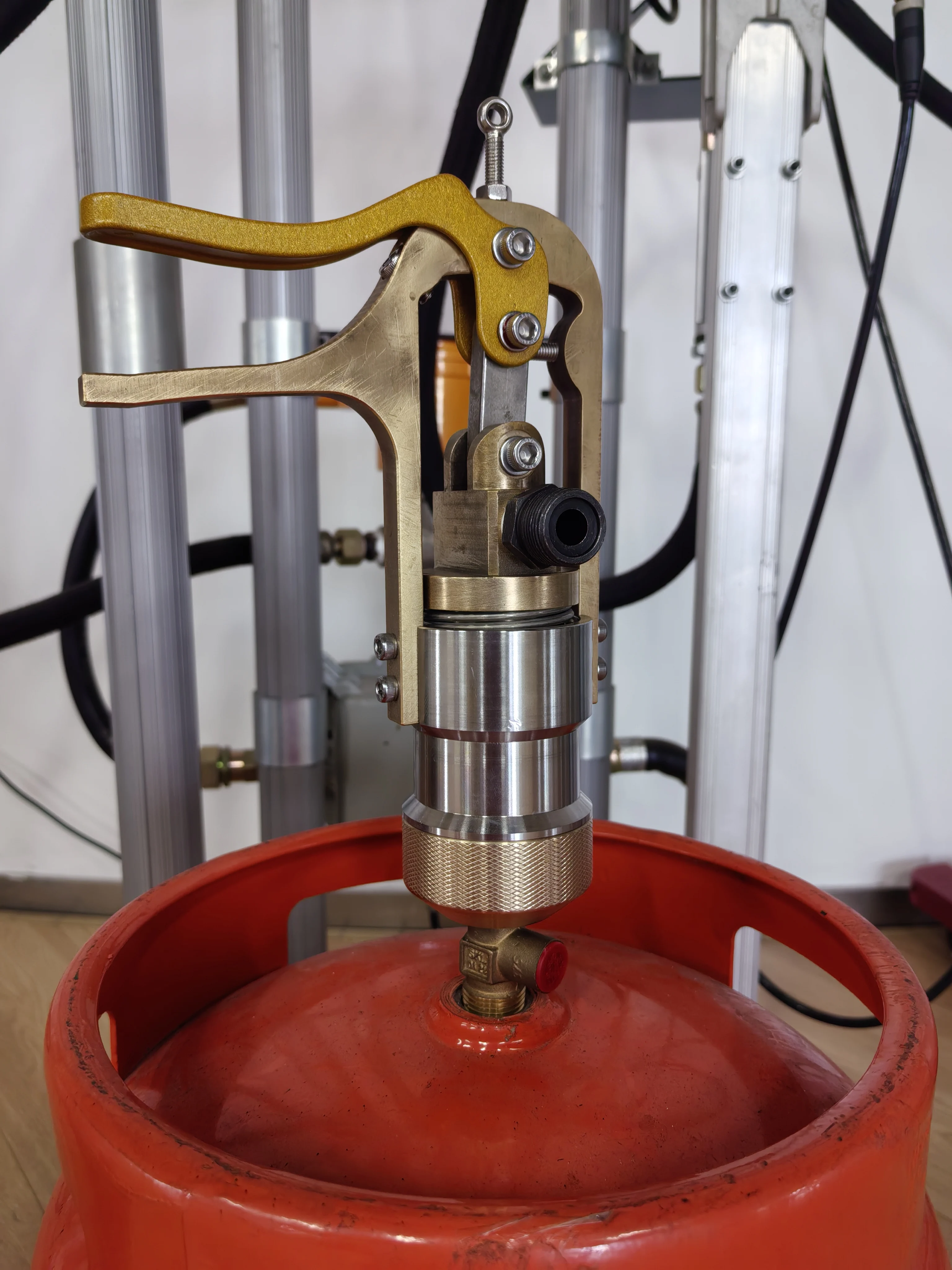 

Newest Digital Electronic High Pressure LPG Gas Cylinder Filling Machine with Steel Construction and 2kg-120kg Capacity