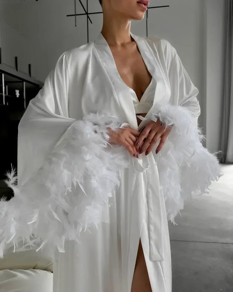 羽根付き白いブードワールドレス、ロングシルクブライダルレースガウン、ブライズメイドギフト、サテンフェザートリム、花嫁着物