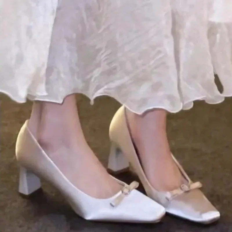 

Женские туфли на нескользящем блочном каблуке с квадратным носком и бантом, модные атласные туфли на каблуке 2025 года