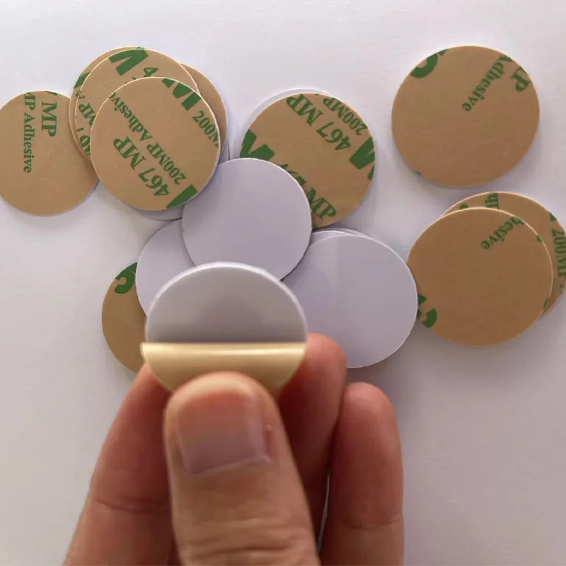 50 adet yuvarlak şekil 18mm/20mm/25mm/30mm ID 125KHZ etiketi plastik (PVC) sikke kartları ile yapıştırıcı