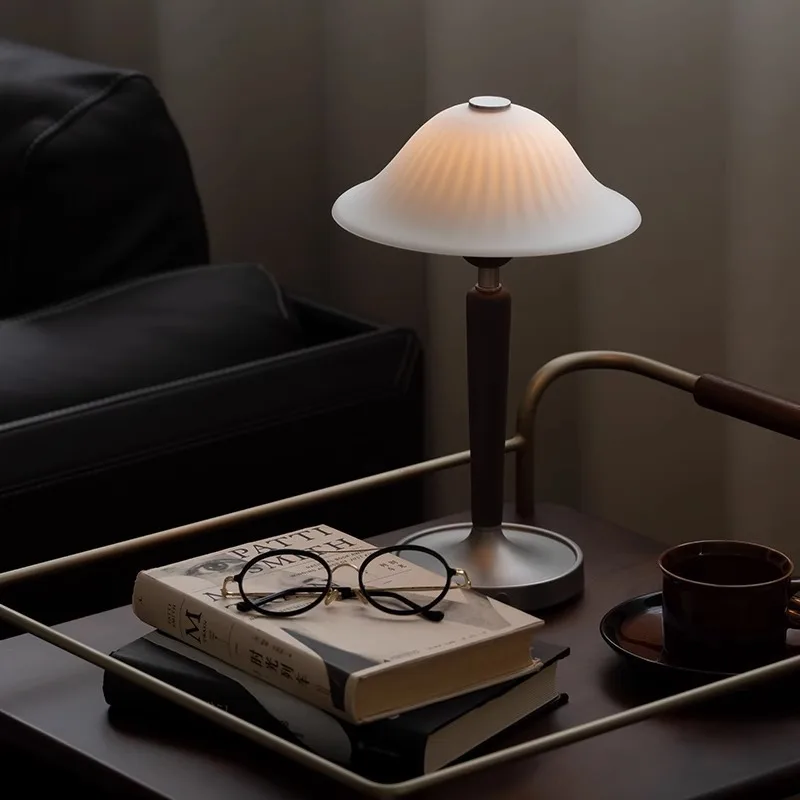 

Настольная лампа Maruko, перезаряжаемая настольная лампа в стиле ретро, стеклянная атмосфера, прикроватная лампа для спальни, ощущение премиум-класса