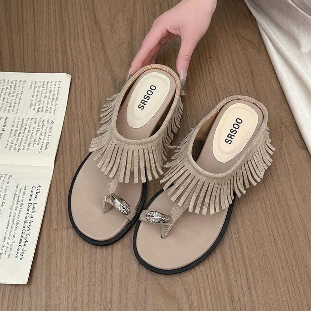 Chanclas de Dedo para Mujer con Flecos y Adorno Metálico, 3 Colores (Beige, Negro, Marrón). Ideales para el Verano, la Playa y Paseos, Cómodas y Elegantes, Perfectas con Vestidos, Pantalones y Faldas, Estilo Boho y Cas