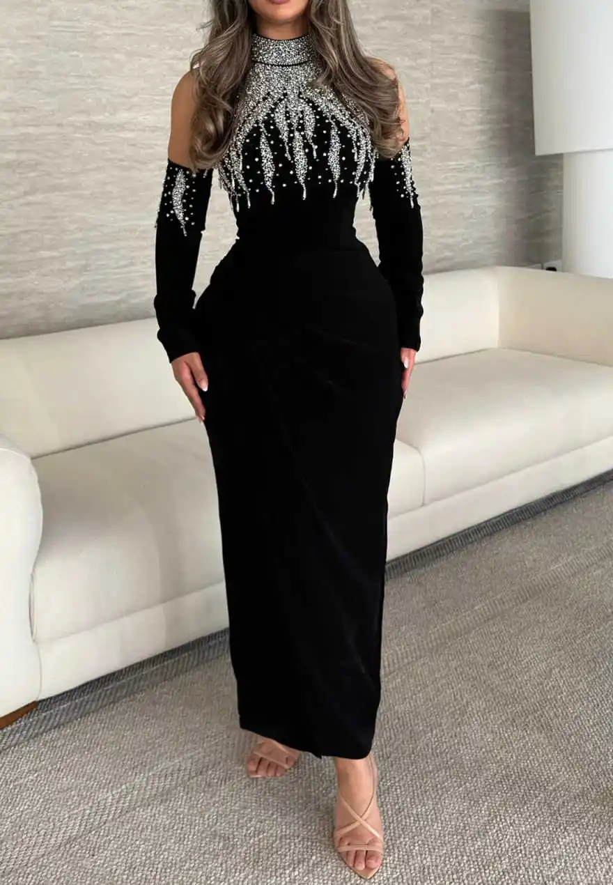 Elegancka suknia wieczorowa z wysokim kołnierzem, długim rękawem, zdobiona kryształkami, idealna na bankiet, studniówkę, imprezę, formalne okazje, możliwość personalizacji.