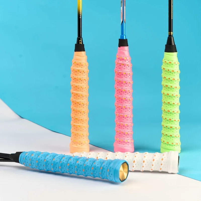 

Дышащая и прочная теннисная ракетка с двухцветной перфорированной резиновой рукояткой и двухцветными влагопоглощающими ремешками