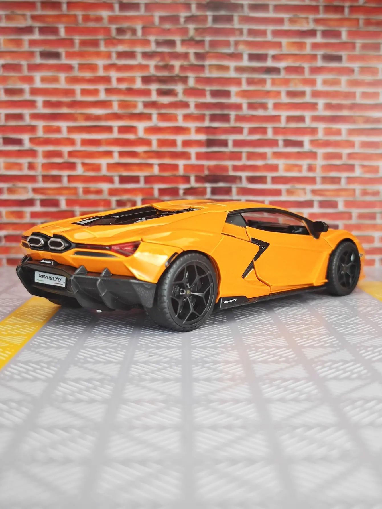 1:32 simulation Lamborghini alloy car model with doors and trunk that can be opened, sound and light feedback, supercar car view 4