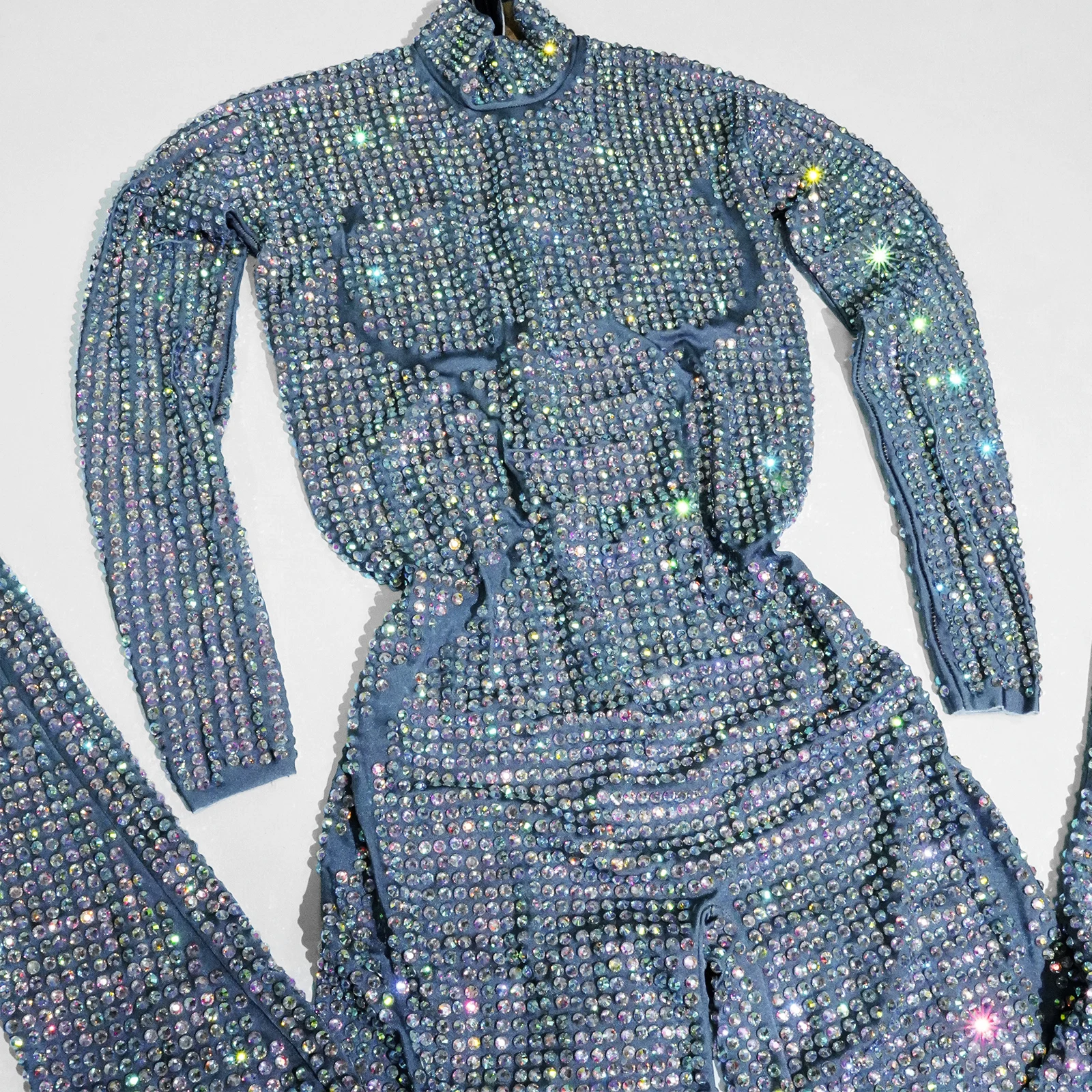 Luksusowe kombinezony z pełną aplikacją srebrnych cyrkonii, stroje sceniczne dla tancerki gogo, strój urodzinowy dla drag queen, strój dla piosenkarki, na wieczorne przyjęcie, do klubu, dla showgirl